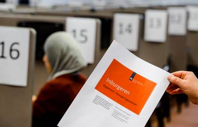 Vragen inburgeringsexamen uitgelekt, minister grijpt in