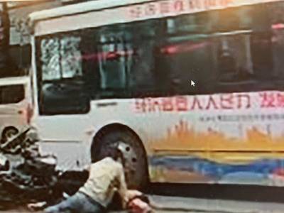 Chinees draait door na ruzie met ambtenaren, kaapt bus: 8 doden