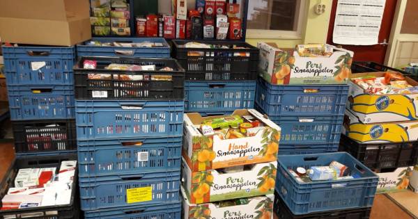 Voedselbank haalt 57 kisten vol boodschappen op bij Schouwse supermarkten