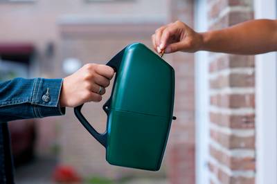 Beunings jochie gaat illegaal rond met collectebus, uit naam van school