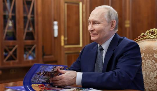 Poetin kondigt tweedaags staakt-het-vuren aan tijdens viering Dag van de Overwinning • Internet aan banden in Moskou