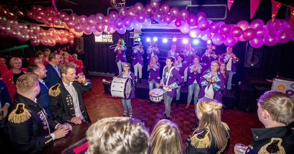 Blazen op commando tijdens Grote Ditist Bingo Bloasfeest in Bornerbroek
