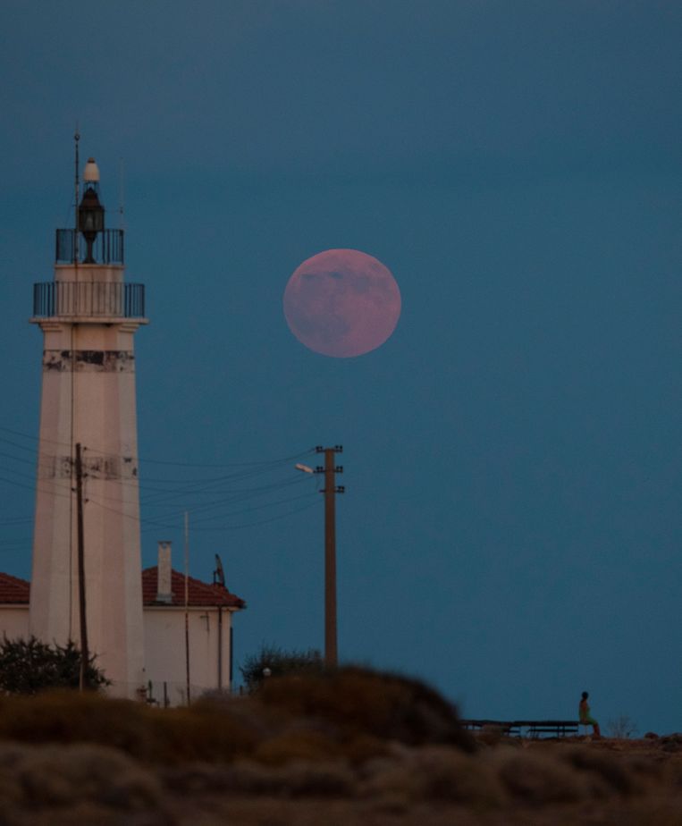 De maan kleurt ook rood in Turkije.