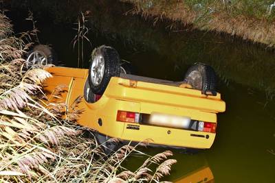 Auto belandt in de sloot bij Nieuwerkerk