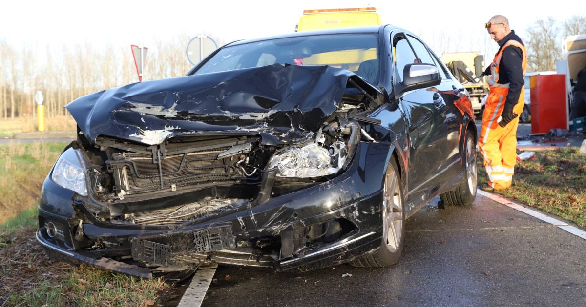 Automobilist gewond bij botsing op N618 bij Sint-Oedenrode, voertuigen zwaar beschadigd.