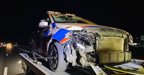 Politieauto total loss na aanrijding op snelweg bij Heijen.
