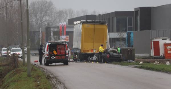 Dode gevonden in uitgebrande Maserati na botsing met geparkeerde vrachtwagen.