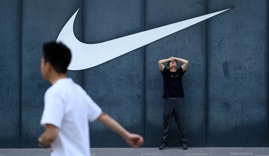 Terugvallende beurswaarde en niet-hip imago: hoe Nike de voorbije jaren zijn leidersrol steeds meer onder druk zag komen