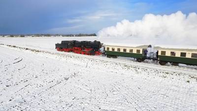 Stoomtrein in sneeuw zorgt voor idyllisch filmpje