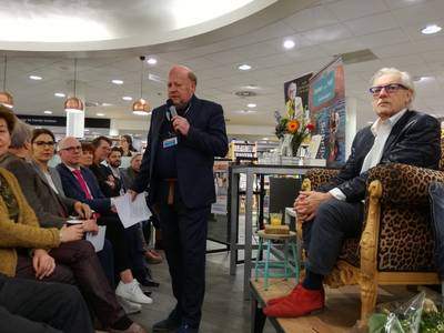 Bomvolle boekhandel beleeft ode aan jarige Jan Siebelink