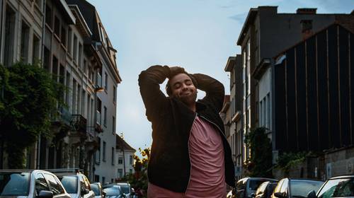 Stand-upcomedian Kamal Kharmach is een nachtmens: “Maar laat opblijven draagt bij tot mijn zwaarlijvigheid” 