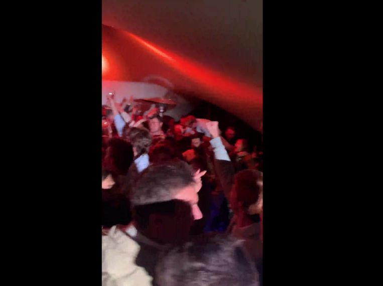 De feestvierders leken de coronamaatregelen tijdens het optreden even vergeten te zijn.