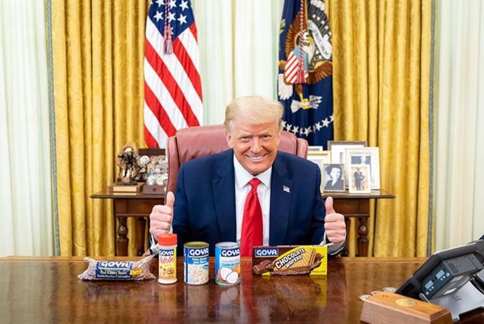 Donald Trump pose avec des haricots en pleine pandémie.