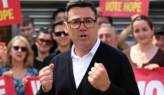 Burgemeester Andy Burnham boekt verkiezingszege en kan premier Keir Starmer nu uitdagen