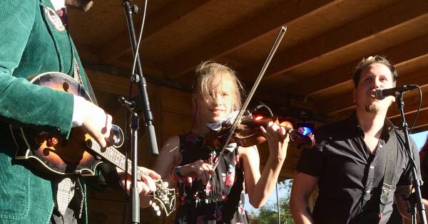 Tussen de rockers van RosRock stond ineens een meisje in bloemetjesjurk