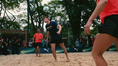Verstappen en Ricciardo proberen een wedstrijdje voetvolley