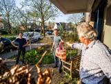 Arnhems duo bezorgt paasontbijt en haalt schoenen op ter reparatie: ‘Het loopt fantastisch’