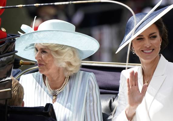 Kate Middleton schittert in wit tijdens Trooping the Colour 