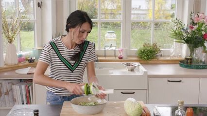 142. Sticky chicken wings met maïs en zomerse salade & chiapudding met mango
