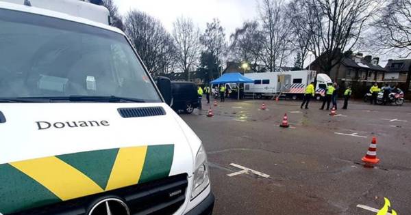 Bijna 30 bekeuringen uitgedeeld en ruim 2000 euro aan openstaande boetes geïnd in #Eindhoven, wijk #Heesterakker, praktisch mijn wijk.