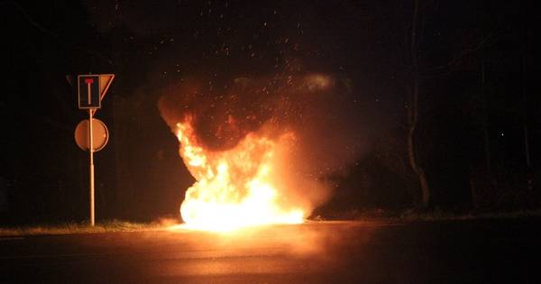 Motor volledig afgebrand op Slingerparallel in Etten