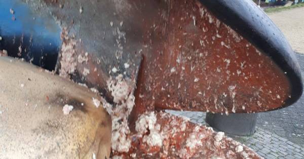 Mossel-beeld in Bruinisse is vernield door een vuurwerkbom