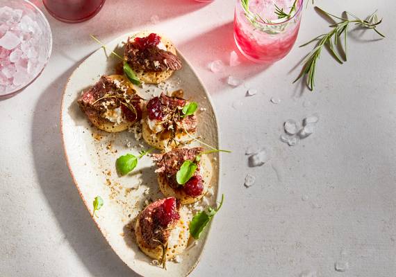 Lekker stel: cranberry spritz & blini’s met steak