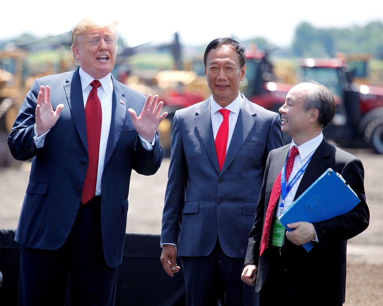Trump en Gou kennen elkaar zoals blijkt uit dit archiefbeeld dat werd genomen tijdens een ceremonie in Wisconscin.