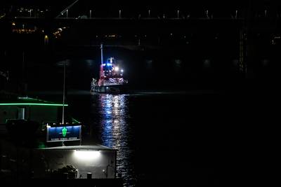 Man uit Waal gehaald, gooit stenen naar hulpverleners