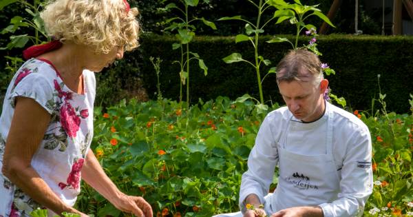 Dorpskok: Gardy Joordens maakt varkensschouder met kruiden uit Riethoven