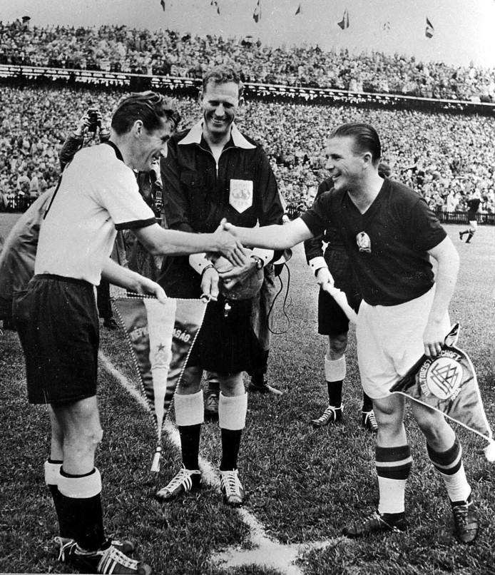 Ferenc Puskas schudt voor de WK-finale de hand van Fritz Walter.
