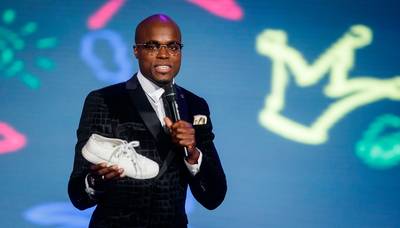 Jandino met de dood bedreigd na mislukte grappen over Johan Derksen op voetbalgala