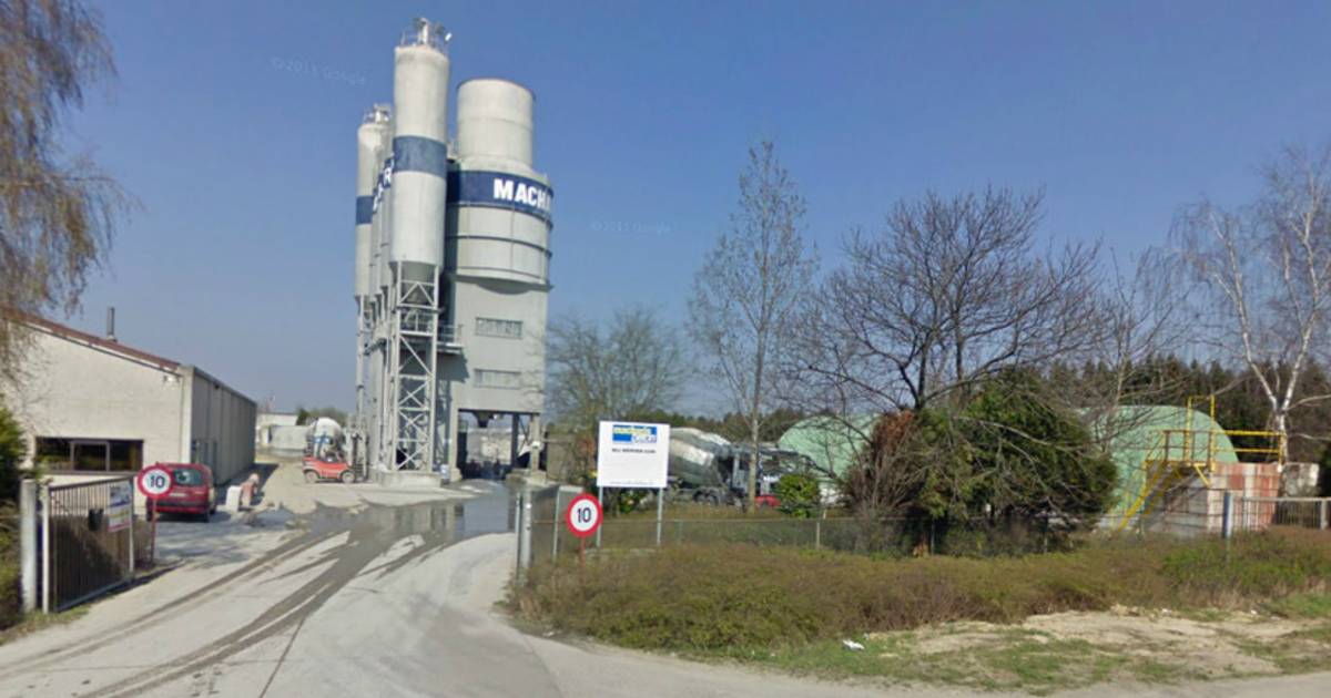 Arbeider bedolven onder lading zand in Dendermonde | Binnenland | hln.be
