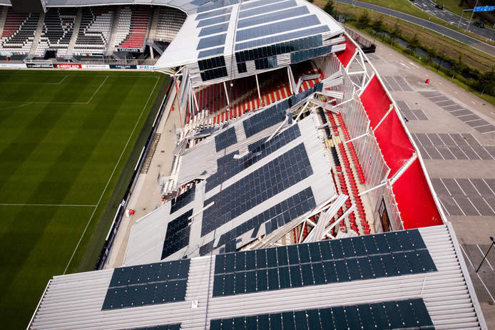 Dronefoto van de schade aan het dak van het AFAS Stadion van AZ.