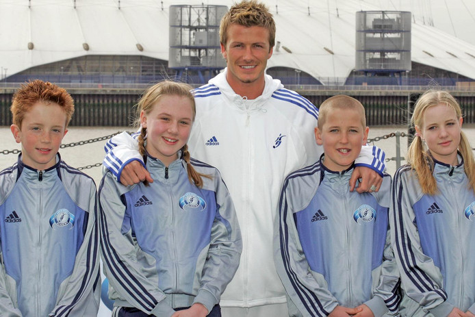 Harry Kane (tweede van rechts) met David Beckham in maart 2005.