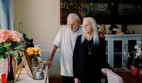 Tinny Mast wacht al 32 jaar op antwoorden over Kim en Ken: ‘Als ik hoor welke gruwel mijn kinderen hebben ondergaan, denk ik dat ik letterlijk in tweeën breek’