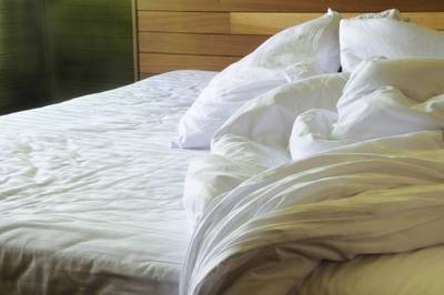 Politie vindt lang gezochte crimineel onder bed nadat hij dronken ruzie maakt