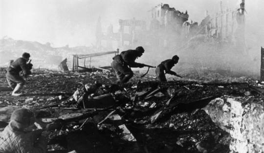 Historicus Antony Beevor over nieuwe WO II-reeks: ‘Wij in het Westen snappen niet hoe dictaturen functioneren’