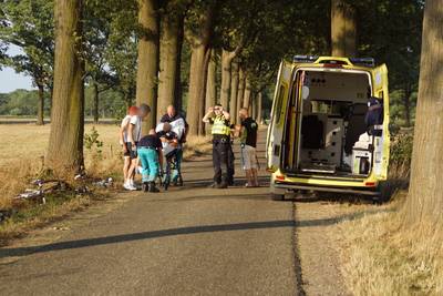 Wielrenner geraakt door aanhanger van passerende auto en valt