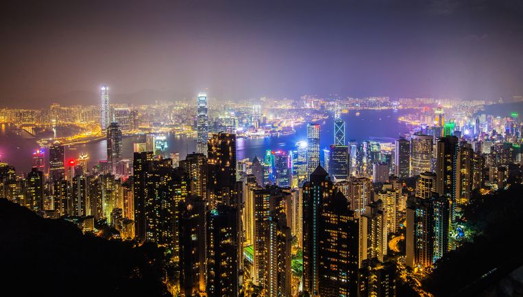 Lichtjes verlichten de hemel in Hong Kong.
