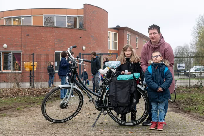 Wendy Koers met dochter en zoon bij haar fiets