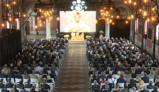 ▶ Bekend Vlaanderen en fans nemen afscheid van Margriet Hermans: volg het hier
