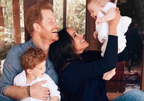 Prins Harry en Meghan delen kerstkaart met allereerste familiekiekje 