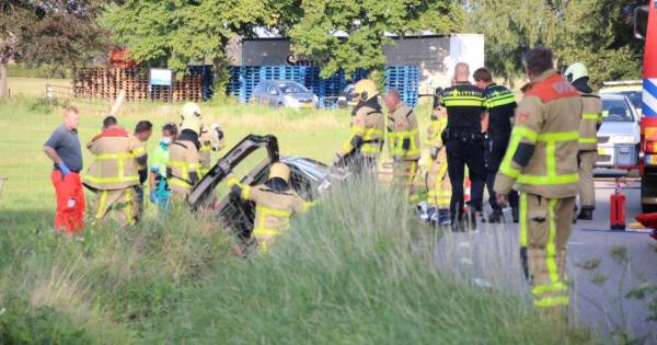 Ernstig ongeval in Loenen: bestuurder in kritieke toestand nadat auto in greppel belandt.