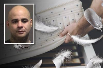 Boze Amerikaan gaat matras te lijf op zoek naar minnaar van vriendin