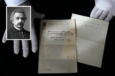 Briefje dat Einstein schreef als fooi brengt nu 1,1 miljoen op