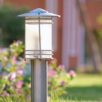 Dít is waarom je je buitenlampen regelmatig wilt schoonmaken