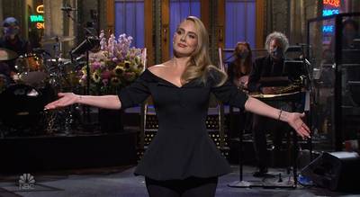 Adele grapt over gewichtsverlies in eerste televisieoptreden in drie jaar