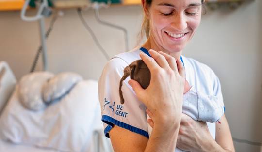 Heuglijke primeur in België: vrouw bevalt na transplantatie baarmoeder van kerngezonde baby