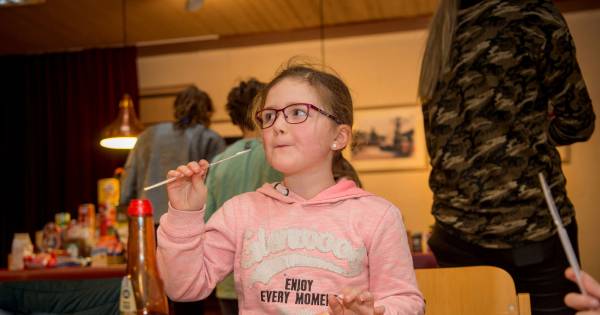 Miliou smikkelt een pannenkoek voor de voedselbank